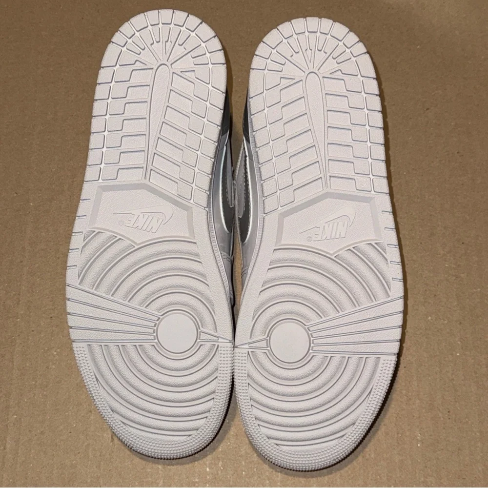 Nike Air Jordan 1 Retro Low OG Shoes Gray Metallic Silver CZ0790-002 Men's NEW - Picture 6 of 6